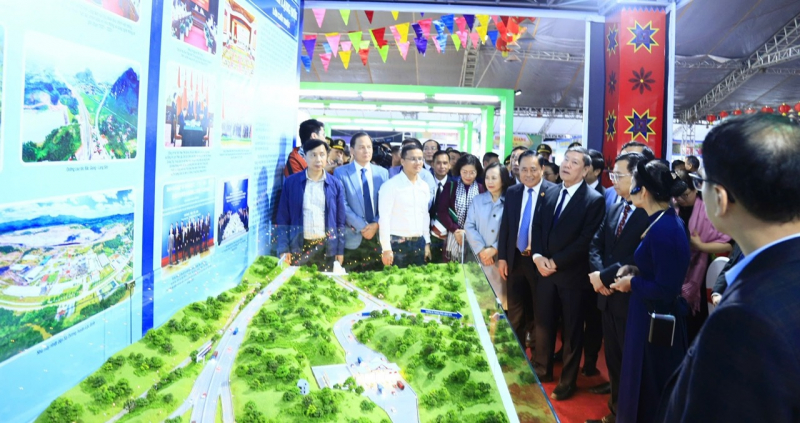 Hơn 200 doanh nghiệp trong và ngoài nước tham gia Hội chợ thương mại, du lịch quốc tế Việt – Trung (Lạng Sơn 2024) -0