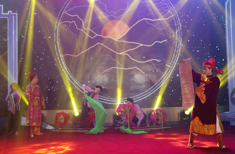 NSND Lê Chức cùng dàn sao “kể chuyện” về quê lụa Hà Đông -0