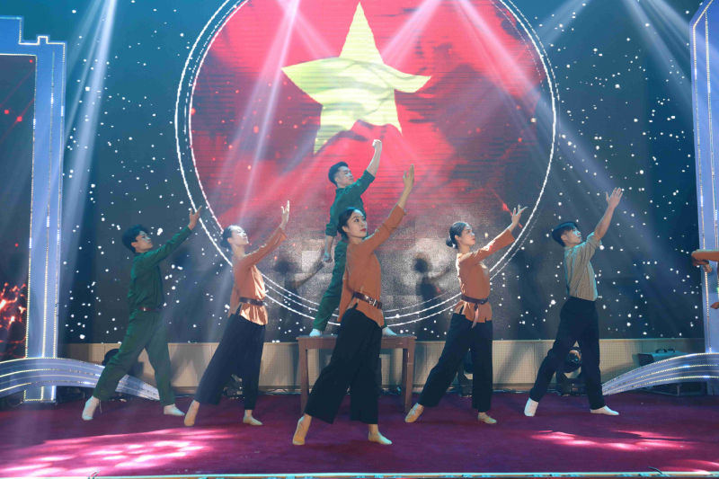 NSND Lê Chức cùng dàn sao “kể chuyện” về quê lụa Hà Đông -0