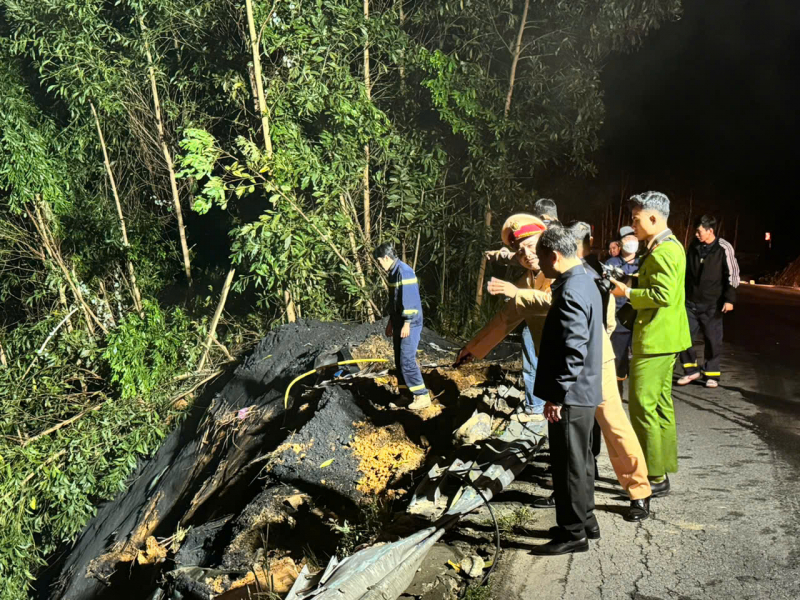 Xe ô tô đầu kéo lao xuống vực đèo Mỏ Quạ, tài xế may mắn thoát chết  -0