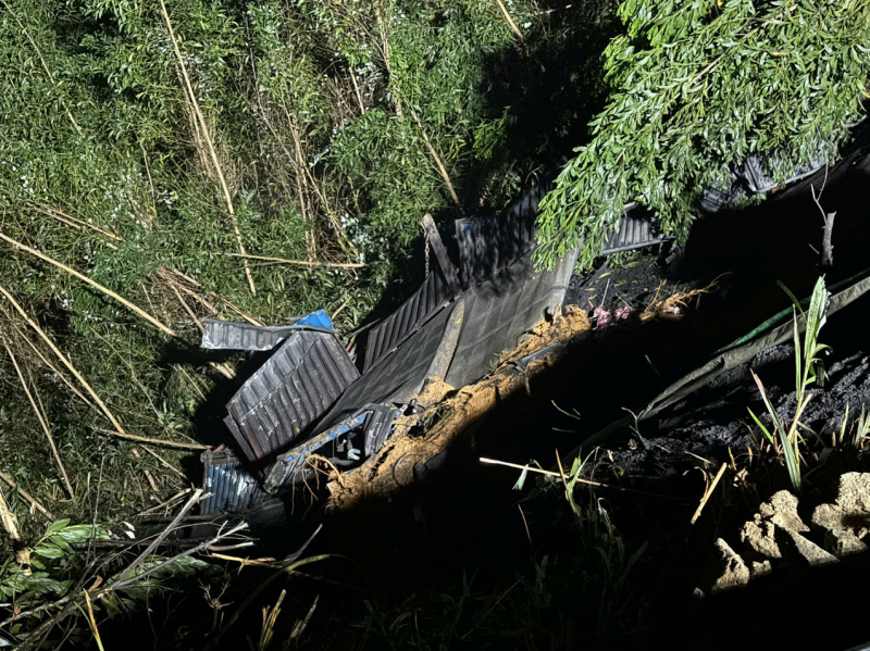 Xe ô tô đầu kéo lao xuống vực đèo Mỏ Quạ, tài xế may mắn thoát chết  -0