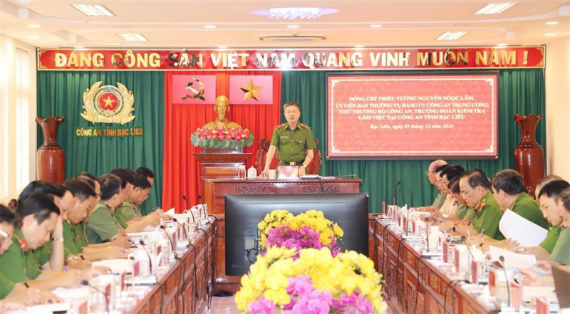 Deputy Minister Nguyen Ngoc Lam works with Bac Lieu Provincial Police -0