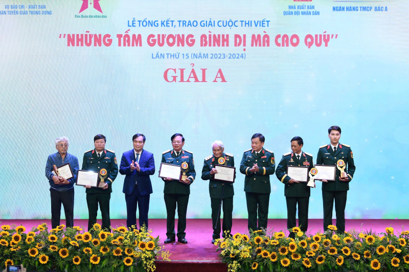 Trao giải Cuộc thi viết “Những tấm gương bình dị mà cao quý” lần thứ 15 -0