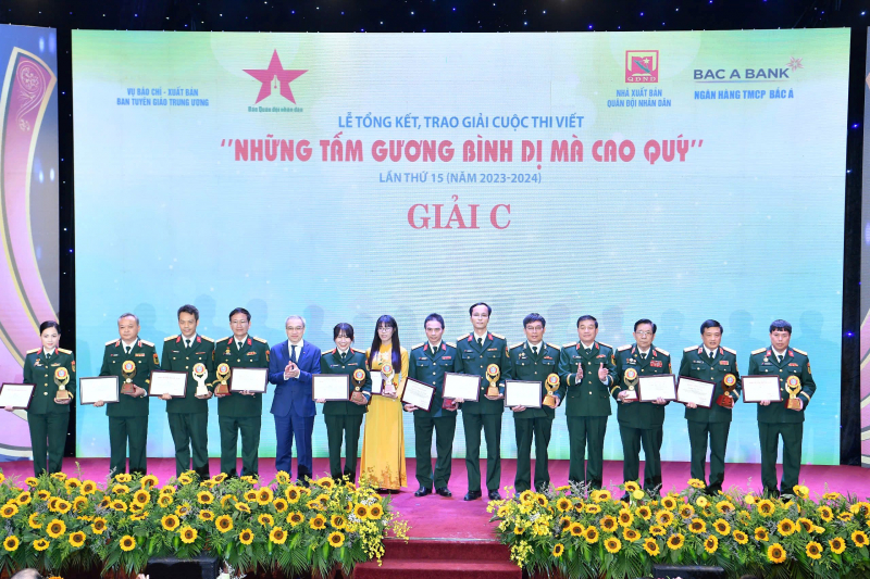 Trao giải Cuộc thi viết “Những tấm gương bình dị mà cao quý” lần thứ 15 -0