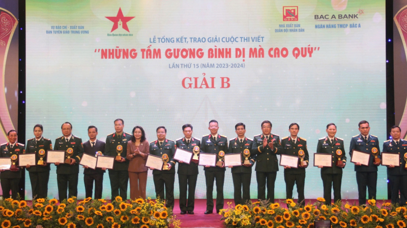 Trao giải Cuộc thi viết “Những tấm gương bình dị mà cao quý” lần thứ 15 -0