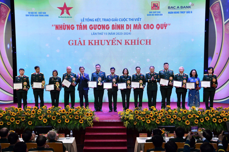 Trao giải Cuộc thi viết “Những tấm gương bình dị mà cao quý” lần thứ 15 -0