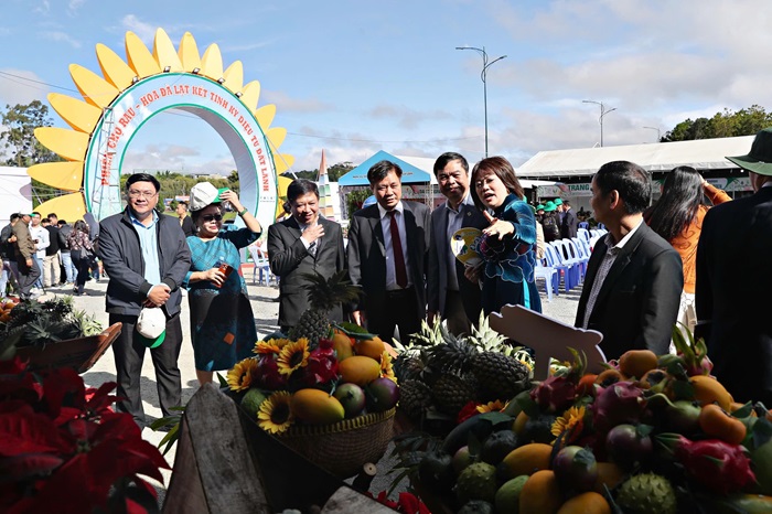 Ăn buffet rau miễn phí ở Festival hoa Đà Lạt -0