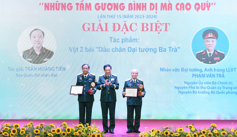 Trao giải Cuộc thi viết “Những tấm gương bình dị mà cao quý” lần thứ 15 -0