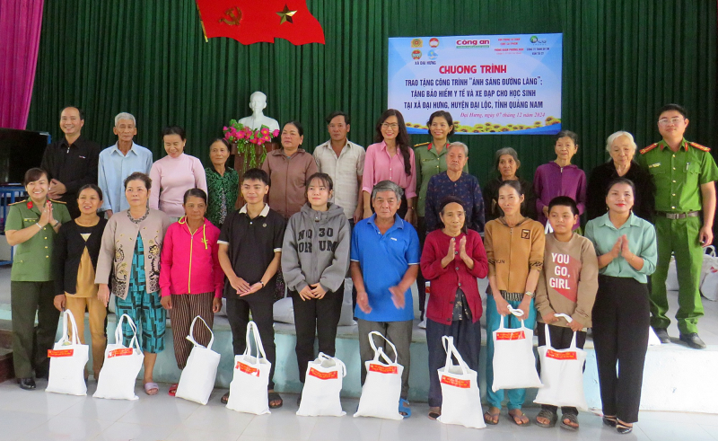 Ý nghĩa chương trình “Ánh sáng đường làng” của Công an xã  -0