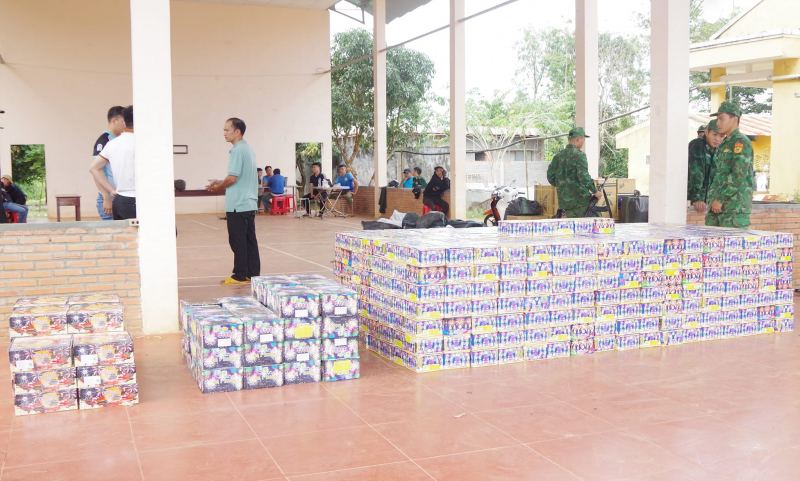 Bắt giữ gần 1,8 tấn pháo hoa và gần 8.000 gói thuốc lá lậu -0