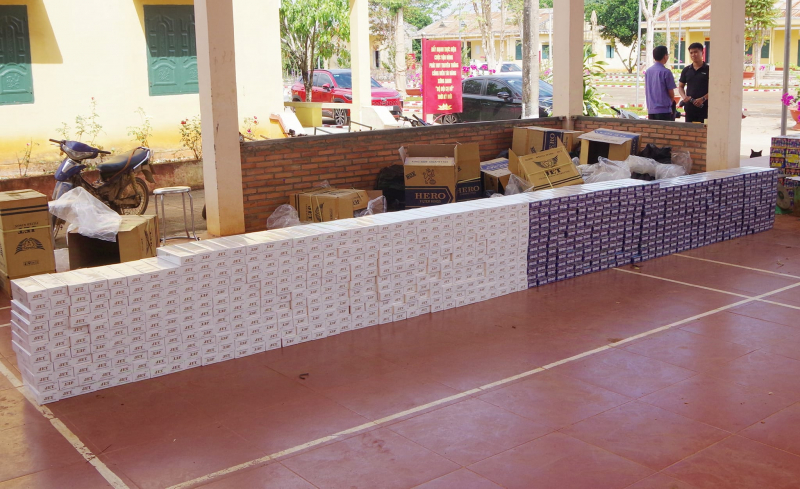 Bắt giữ gần 1,8 tấn pháo hoa và gần 8.000 gói thuốc lá lậu -0
