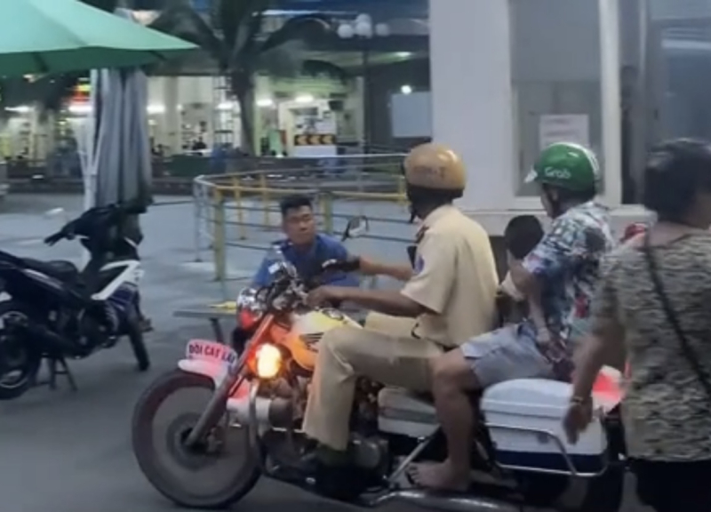 CSGT dùng xe đặc chủng chở bé 7 tháng tuổi đi cấp cứu -0