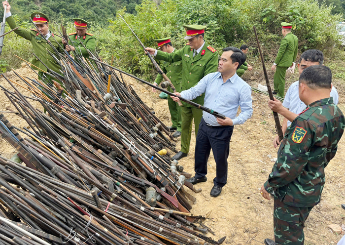 Huyện Kỳ Sơn tiêu hủy gần 1.000 khẩu súng và nòng súng các loại -0