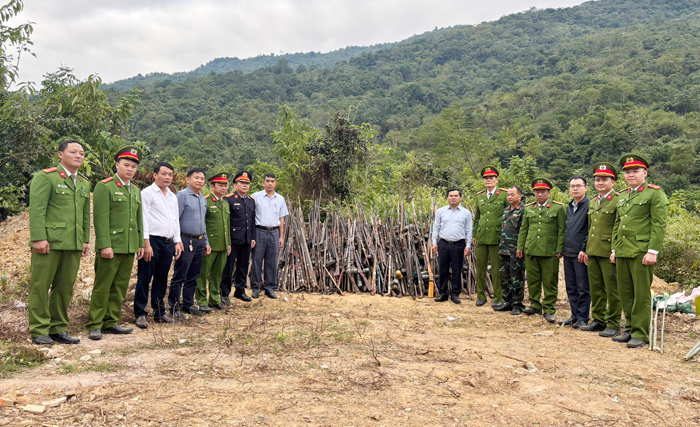 Huyện Kỳ Sơn tiêu hủy gần 1.000 khẩu súng và nòng súng các loại -1