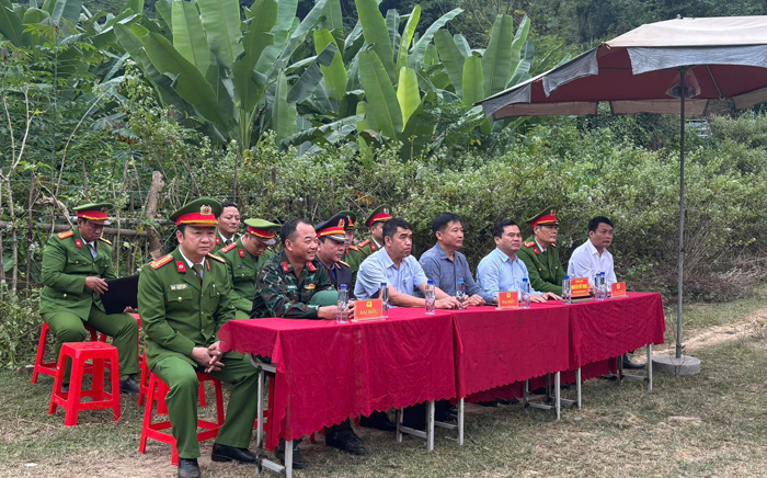 Huyện Kỳ Sơn tiêu hủy gần 1.000 khẩu súng và nòng súng các loại -0