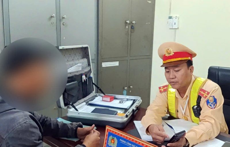 CSGT Công an Đắk Nông xử lý nhiều tài xế xe khách dùng điện thoại khi lái xe -0