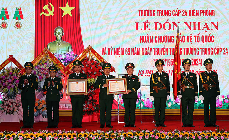 Trường Trung cấp 24 Biên phòng long trọng tổ chức Lễ đón nhận Huân chương Bảo vệ Tổ quốc -0