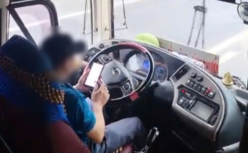 CSGT Công an Đắk Nông xử lý nhiều tài xế xe khách dùng điện thoại khi lái xe -0