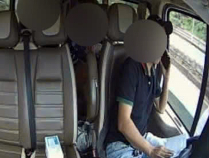 CSGT Công an Đắk Nông xử lý nhiều tài xế xe khách dùng điện thoại khi lái xe -0