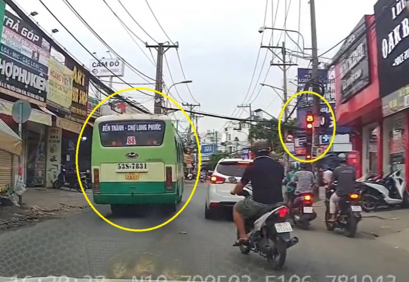 Sa thải tài xế xe buýt vượt đèn đỏ coi thường tính mạng người đi đường -0