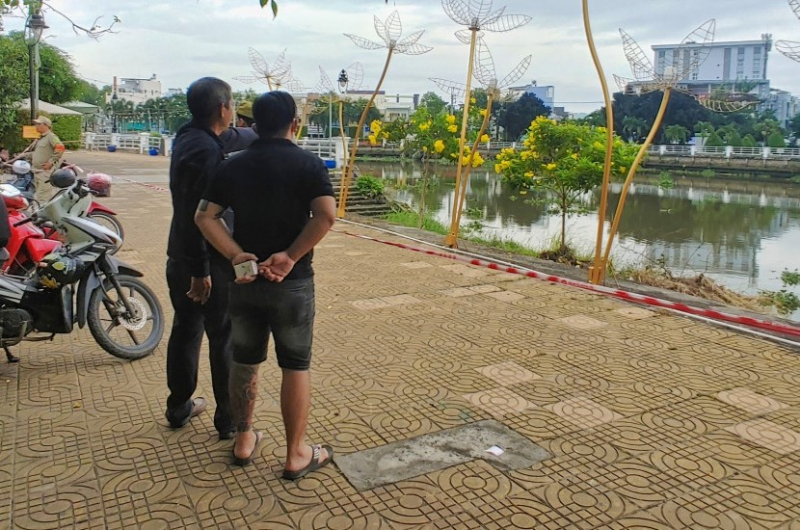 Truy tìm tung tích thi thể được phát hiện dưới sông Bảo Định -0