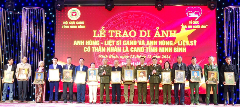 Hội Cựu CAND Ninh Bình tổ chức Lễ trao Di ảnh Anh hùng - Liệt sĩ CAND -1