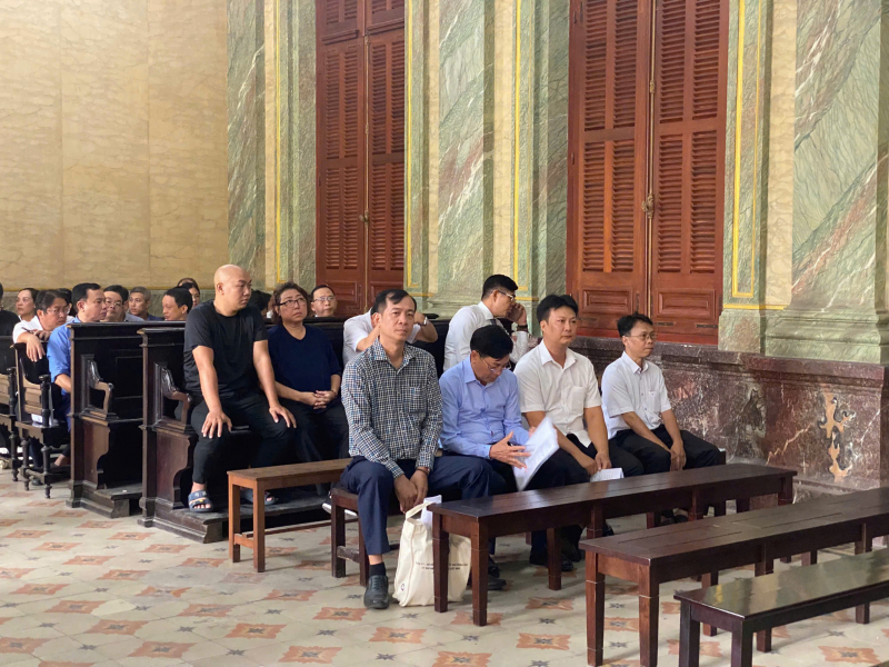 Phù phép từ tài sản của Nhà nước thành tài sản tư nhân, nhiều cán bộ hầu tòa -0