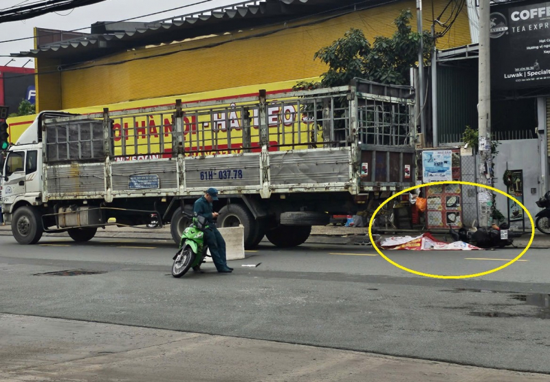 Tránh xe máy từ vỉa hè lao xuống bị xe tải cán tử vong -0