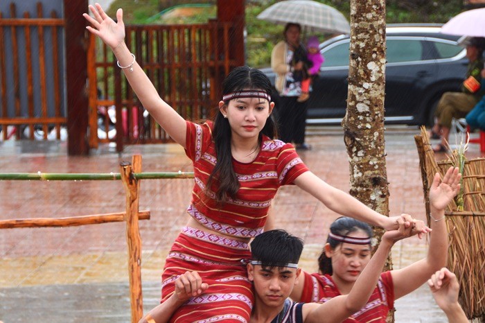 Tái hiện lễ hội Nhô Lir Bong của người Cơ Ho -3