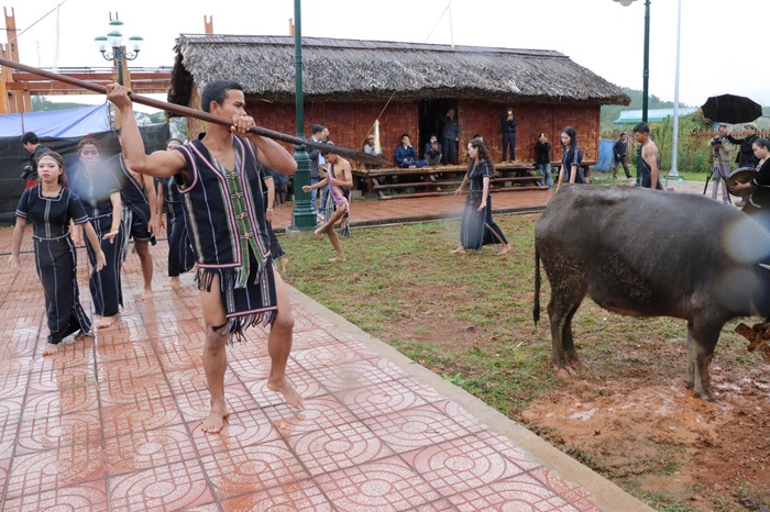 Tái hiện lễ hội Nhô Lir Bong của người Cơ Ho -0