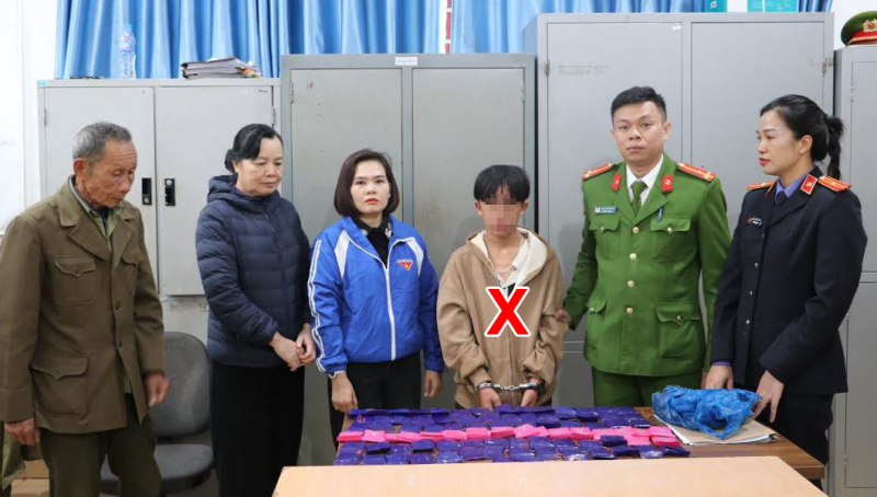 Bắt thiếu niên người nước ngoài vận chuyển 18.000 viên ma túy tổng hợp -0