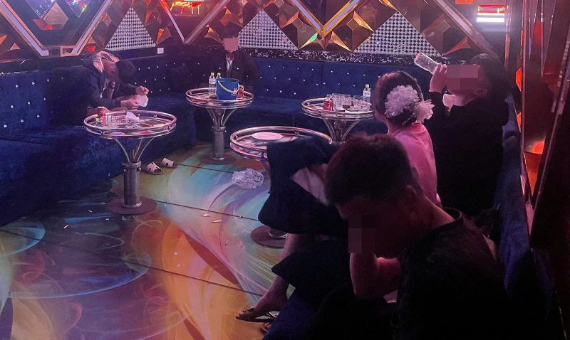 Phát hiện nhiều đối tượng dương tính với ma túy tại karaoke Rolex -0