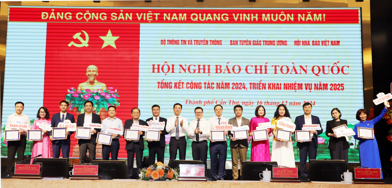 Xây dựng nền báo chí, truyền thông chuyên nghiệp, nhân văn, hiện đại -0