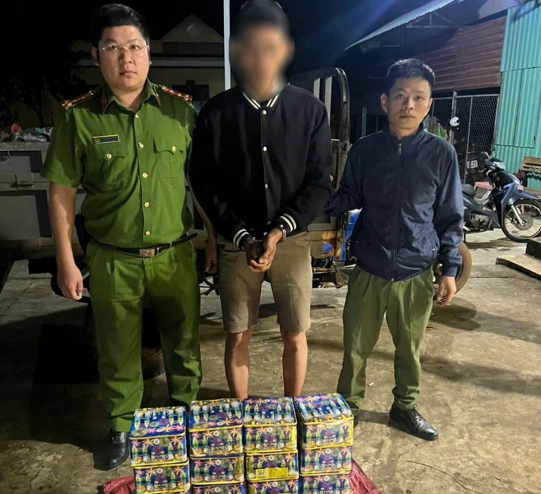 Bắt giữ các đối tượng vận chuyển hàng tạ pháo -0