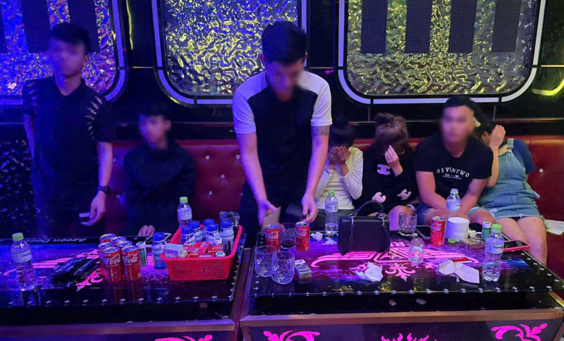 7 nam, nữ phê ma túy trong quán karaoke Ruby lúc rạng sáng -0