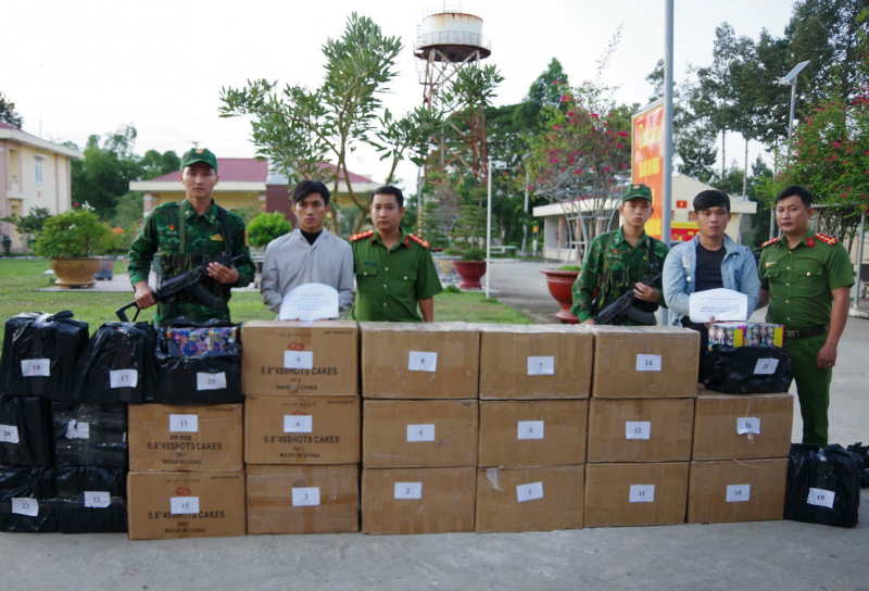 Vận chuyển nửa tấn pháo hoa lậu để lấy 5 triệu tiền công -0