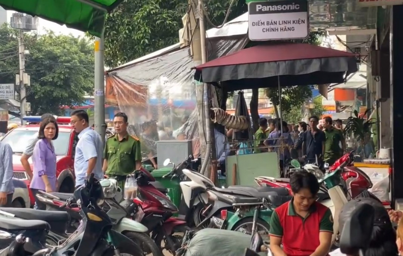 Cháy nhà vừa là quán ăn vừa ngăn phòng cho thuê, nhiều người thương vong -0