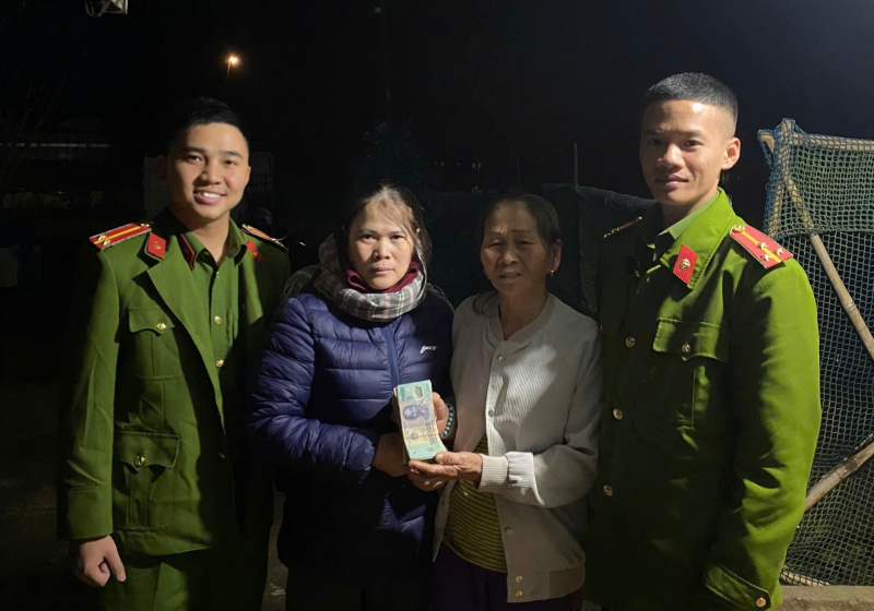 Nhặt được 11 triệu, nữ nông dân tìm người trả lại -0