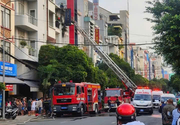 Cháy nhà vừa là quán ăn vừa ngăn phòng cho thuê, nhiều người thương vong -0