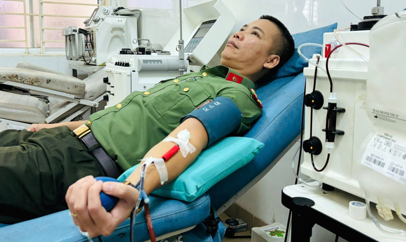 Đại úy Công an từ Quảng Nam ra Đà Nẵng hiến máu cứu người -0