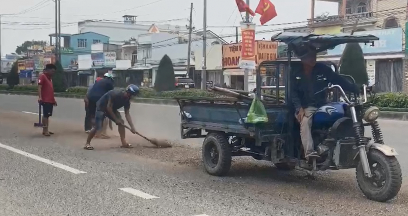 CSGT truy tìm, buộc tài xế xe benz phải thu gom cát, đá đã làm rơi xuống đường  -0