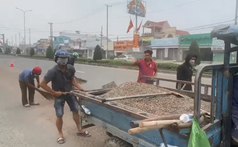 CSGT truy tìm, buộc tài xế xe benz phải thu gom cát, đá đã làm rơi xuống đường  -1