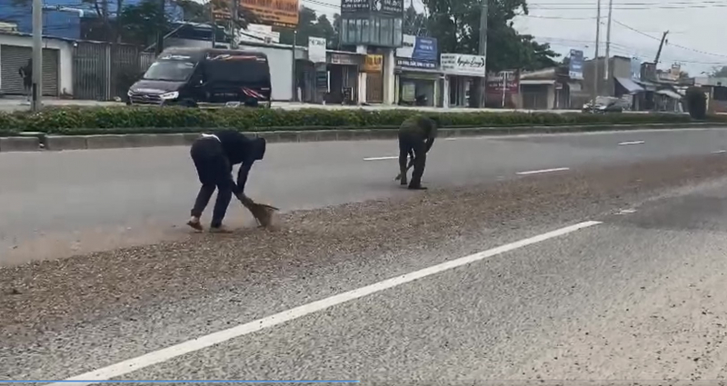 CSGT truy tìm, buộc tài xế xe benz phải thu gom cát, đá đã làm rơi xuống đường  -2