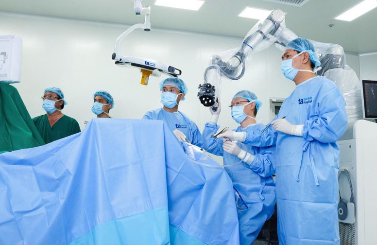 Bệnh viện Đa khoa Tâm Anh TP Hồ Chí Minh công bố 100 ca phẫu thuật não, tủy sống thành công đầu tiên bằng Robot AI -0