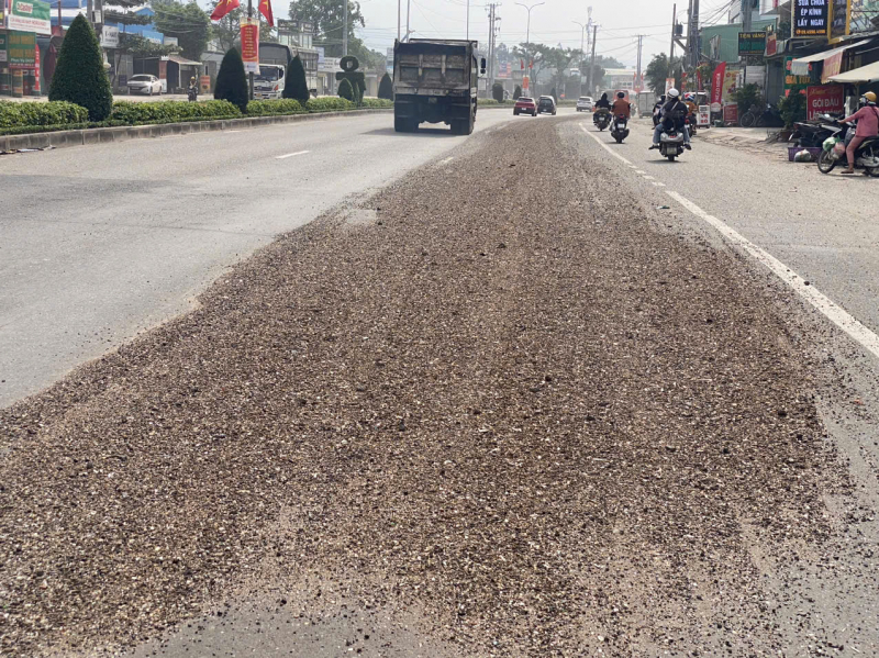 CSGT truy tìm, buộc tài xế xe benz phải thu gom cát, đá đã làm rơi xuống đường  -3