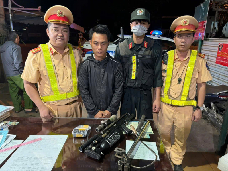 CSGT liên tiếp phát hiện, bắt giữ vận chuyển pháo nổ và vũ khí trái phép -0