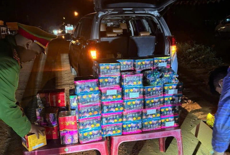 CSGT liên tiếp phát hiện, bắt giữ vận chuyển pháo nổ và vũ khí trái phép -0