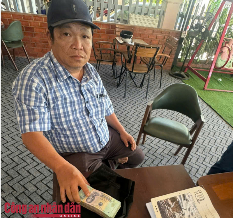 Bắt quả tang đối tượng lừa nhận tiền lo “ông Đại tá Bộ Công an” để lấy xe vi phạm -0