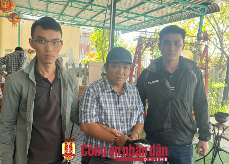 Bắt quả tang đối tượng lừa nhận tiền lo “ông Đại tá Bộ Công an” để lấy xe vi phạm -0