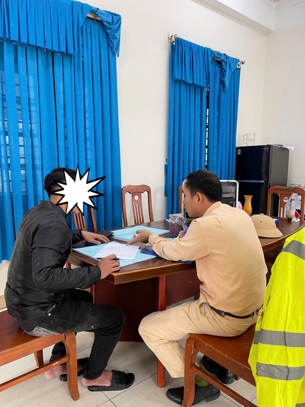 CSGT truy vết phương tiện thải bùn, đất xuống đường gây mất ATGT -0